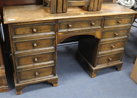 An oak kneehole desk W.132cm